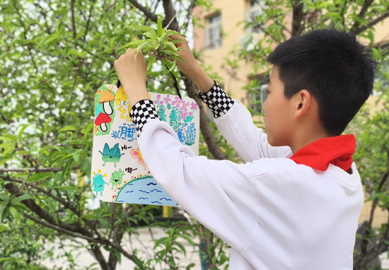 守护美丽校园争做环保小卫士_撮镇学区中心学校护绿爱绿制作温馨提示牌活动_做校园文明提示牌图片