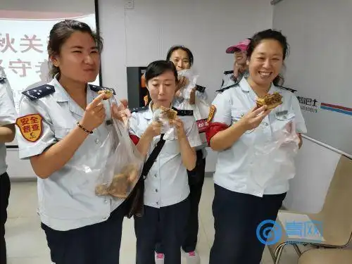 今年全市最大月饼_中秋坚守岗位司机慰问_武汉现超大月饼重388斤 500人排队吃