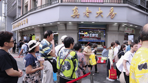 上海鲜肉月饼排名_真老大房鲜肉月饼做法_武汉现超大月饼重388斤 500人排队吃