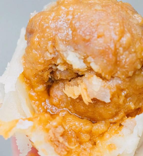 武汉现超大月饼重388斤 500人排队吃_上海鲜肉月饼排名_真老大房鲜肉月饼做法