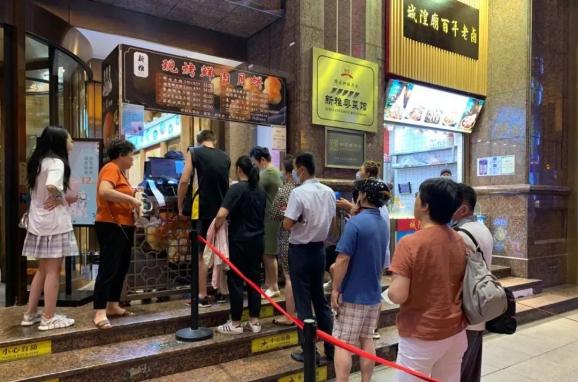 真老大房鲜肉月饼做法_武汉现超大月饼重388斤 500人排队吃_上海鲜肉月饼排名