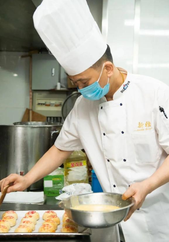 上海鲜肉月饼排名_真老大房鲜肉月饼做法_武汉现超大月饼重388斤 500人排队吃