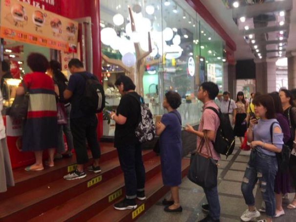 上海鲜肉月饼排名_武汉现超大月饼重388斤 500人排队吃_真老大房鲜肉月饼做法