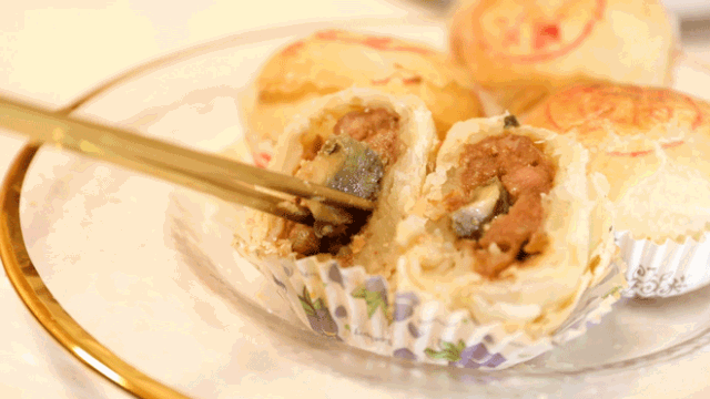 上海鲜肉月饼排名_真老大房鲜肉月饼做法_武汉现超大月饼重388斤 500人排队吃