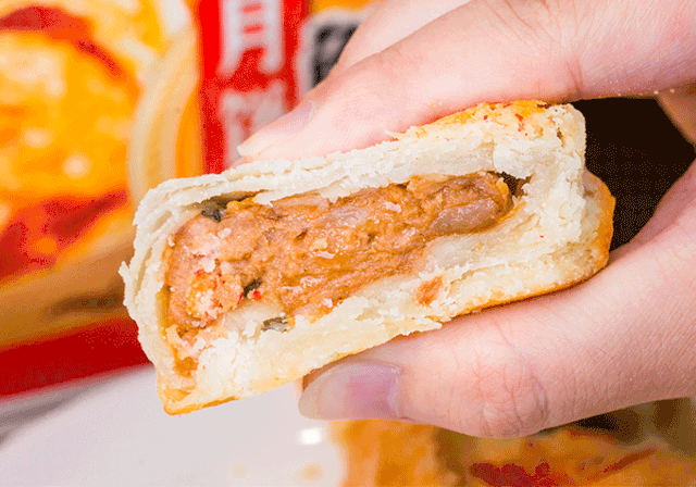 上海鲜肉月饼排名_真老大房鲜肉月饼做法_武汉现超大月饼重388斤 500人排队吃