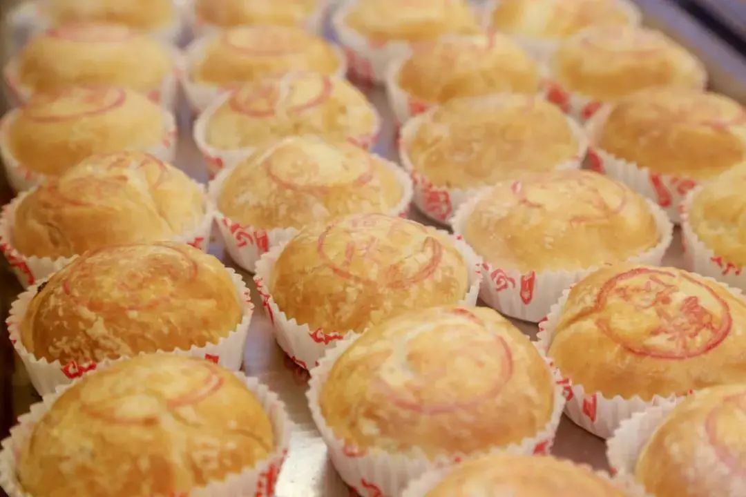 武汉现超大月饼重388斤 500人排队吃_真老大房鲜肉月饼做法_上海鲜肉月饼排名