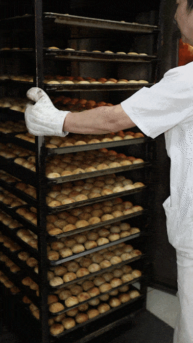 上海鲜肉月饼排名_武汉现超大月饼重388斤 500人排队吃_真老大房鲜肉月饼做法