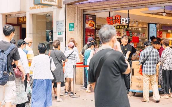 武汉现超大月饼重388斤 500人排队吃_真老大房鲜肉月饼做法_上海鲜肉月饼排名