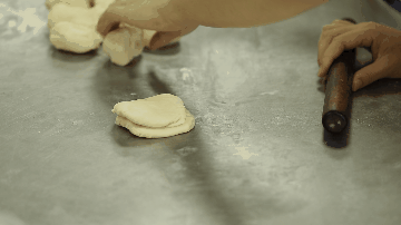 真老大房鲜肉月饼做法_上海鲜肉月饼排名_武汉现超大月饼重388斤 500人排队吃