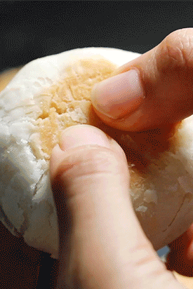 武汉现超大月饼重388斤 500人排队吃_上海鲜肉月饼排名_真老大房鲜肉月饼做法