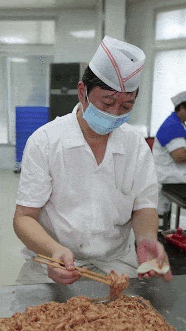 真老大房鲜肉月饼做法_上海鲜肉月饼排名_武汉现超大月饼重388斤 500人排队吃