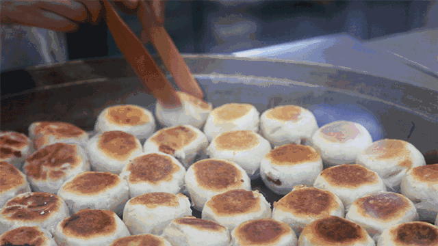 武汉现超大月饼重388斤 500人排队吃_上海鲜肉月饼排名_真老大房鲜肉月饼做法