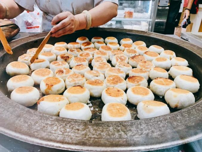 武汉现超大月饼重388斤 500人排队吃_上海鲜肉月饼排名_真老大房鲜肉月饼做法