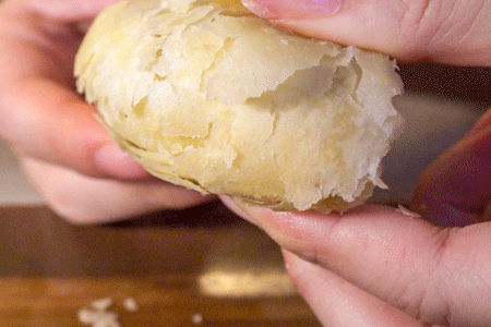 真老大房鲜肉月饼做法_武汉现超大月饼重388斤 500人排队吃_上海鲜肉月饼排名