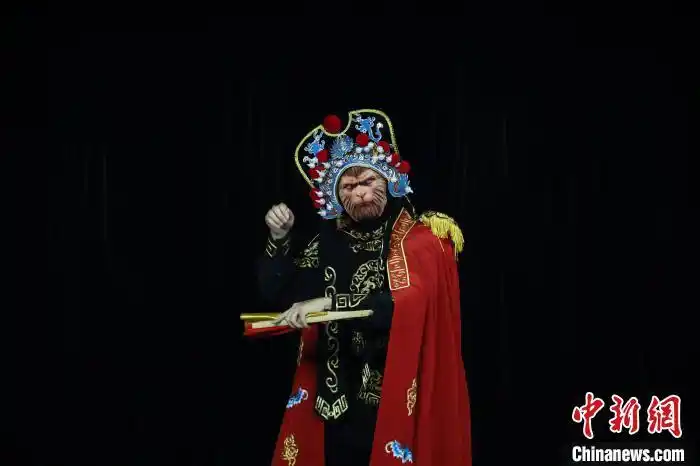 南昌大学川剧变脸表演_00后女老师教非遗变脸一席难求_哈士奇表情包川剧变脸