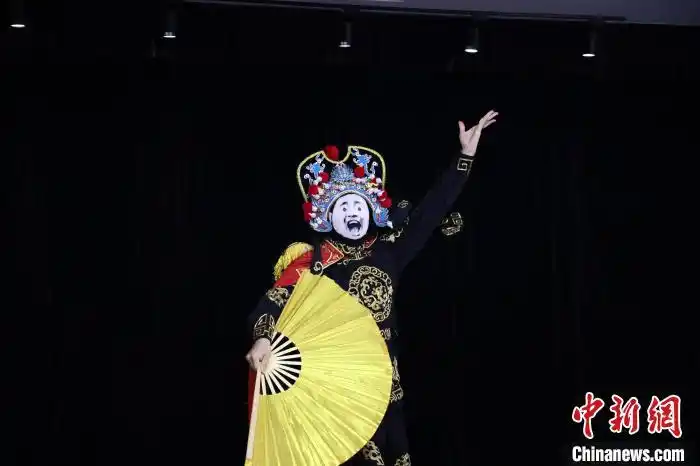 南昌大学川剧变脸表演_哈士奇表情包川剧变脸_00后女老师教非遗变脸一席难求