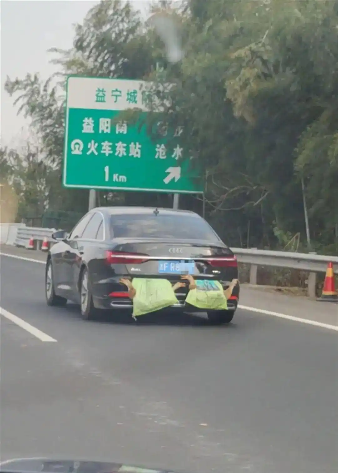 年后返程后备箱外挂着4只鸭子_返程模式开启 奔驰后备箱装满大葱_后备箱大赛涡轮增鸭