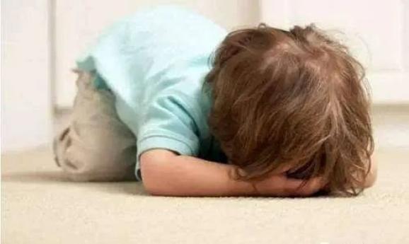 宝宝拒绝行为_两岁萌娃与爸爸“犟嘴”_预防宝宝发脾气方法