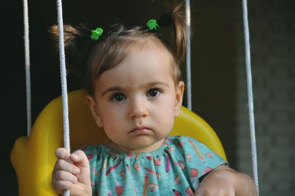 预防宝宝发脾气方法_宝宝拒绝行为_两岁萌娃与爸爸“犟嘴”