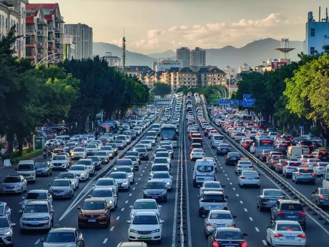 国庆假期高速拥堵_中秋国庆返程堵车_返程“聪明人”在高速上又精准相遇