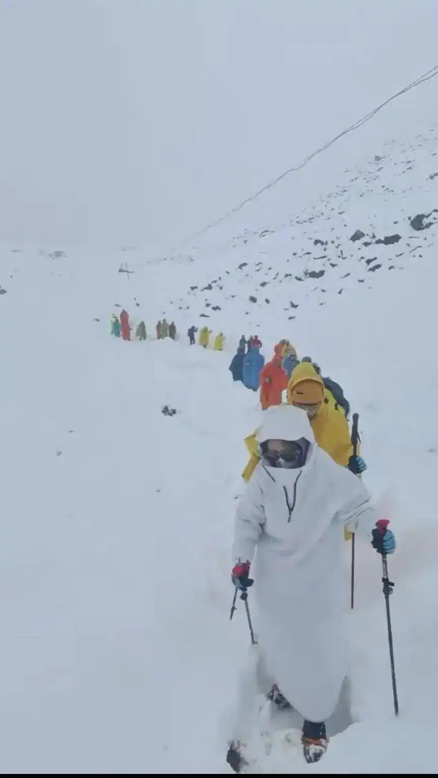 亲历珠峰暴雪游客：全身结冰 很恐怖_珠峰东坡暴雪被困救援_珠峰东坡近千人暴雪被困情况