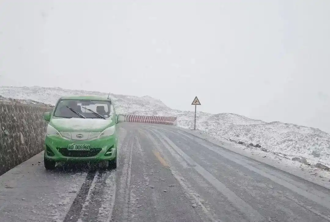 珠峰东坡近千人暴雪被困情况_珠峰东坡暴雪被困救援_亲历珠峰暴雪游客：全身结冰 很恐怖