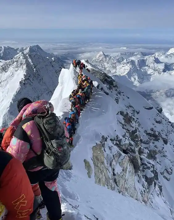 亲历珠峰暴雪游客：全身结冰 很恐怖_珠峰东坡近千人暴雪被困情况_珠峰东坡暴雪被困救援