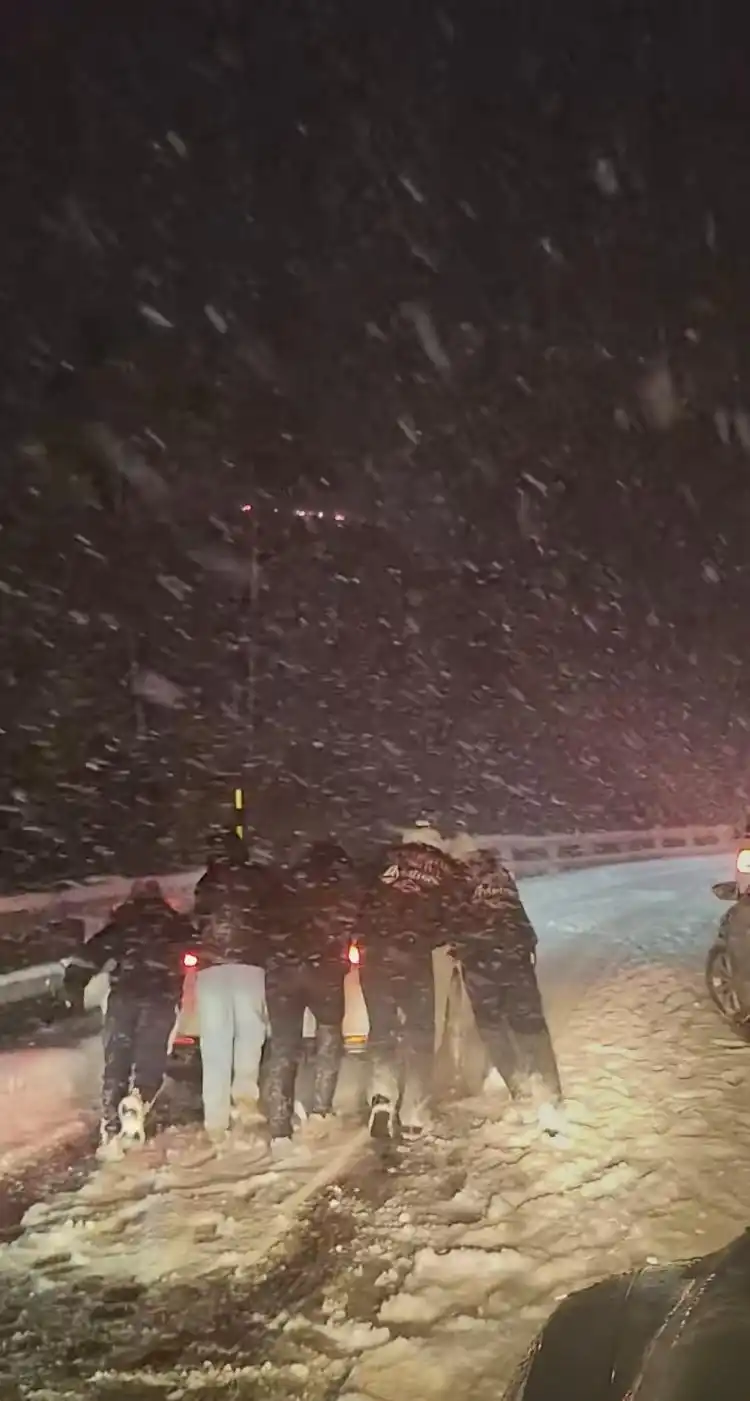 珠峰东坡近千人暴雪被困情况_珠峰东坡暴雪被困救援_亲历珠峰暴雪游客：全身结冰 很恐怖