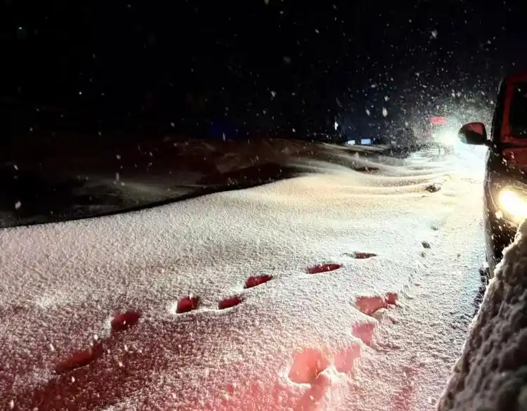 亲历珠峰暴雪游客：全身结冰 很恐怖_珠峰东坡暴雪被困救援_珠峰东坡近千人暴雪被困情况