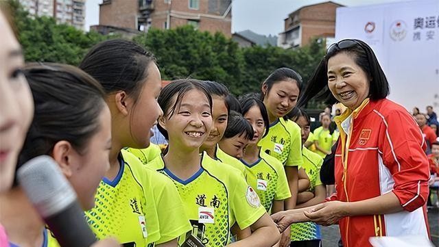 女排五冠王梁艳_女排梁艳女儿_退役经商亿万富婆梁艳