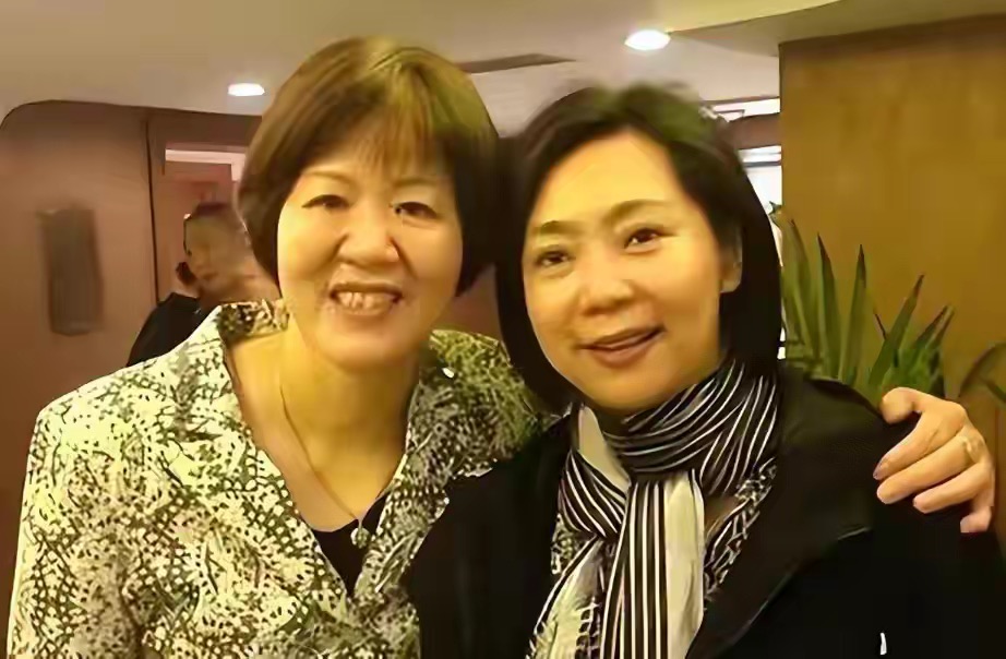 她是女排5冠王功勋！如今身价上亿，不嫁豪门嫁球迷，孩子随她姓