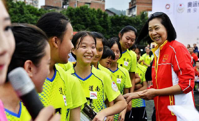 女排奥运冠军梁艳现状！下海经商，生意做到海外，女儿是清华博士