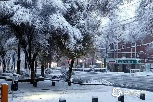 新疆乌鲁木齐特大暴雪_新疆11月强降雪天气影响_罕见特大暴雪!大范围雨雪将影响多地