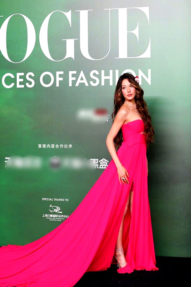 百万高定红毯崩线_女星红毯大尺度着装_刘亦菲杨幂礼服尴尬