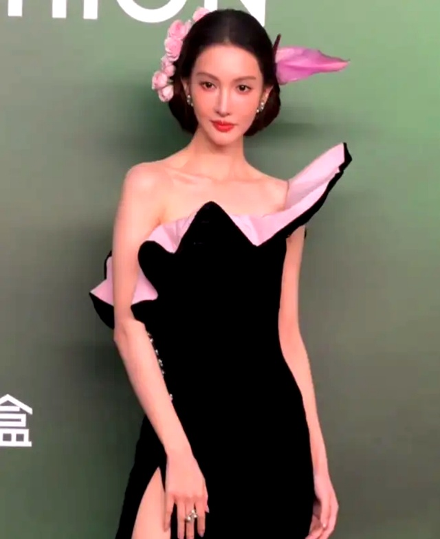 女星红毯大尺度着装_百万高定红毯崩线_刘亦菲杨幂礼服尴尬