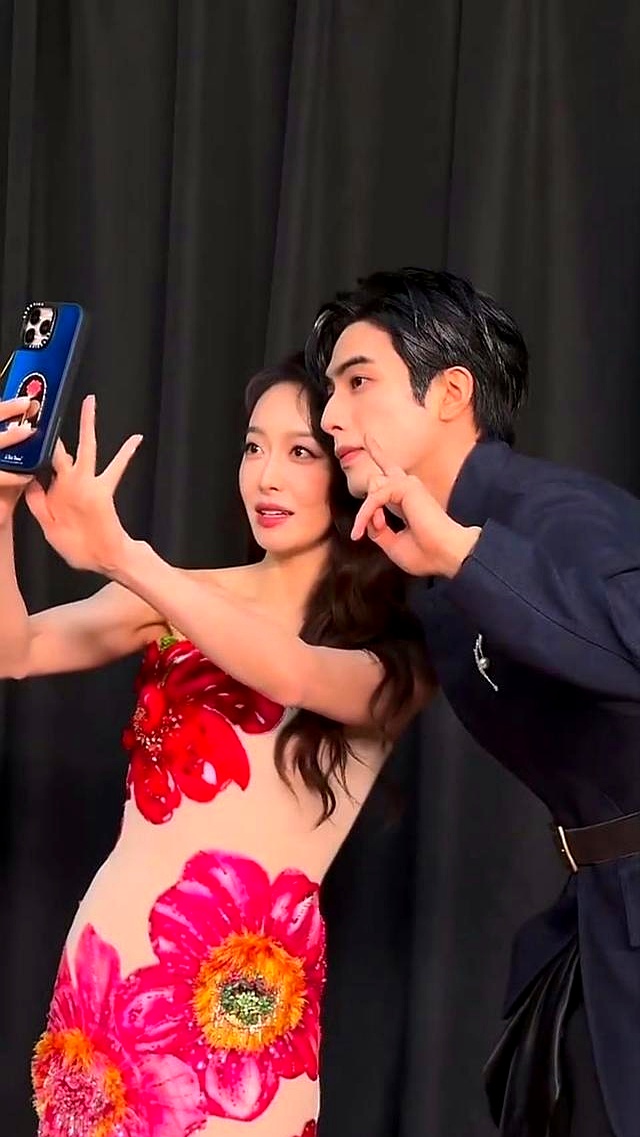 女星红毯大尺度着装_百万高定红毯崩线_刘亦菲杨幂礼服尴尬