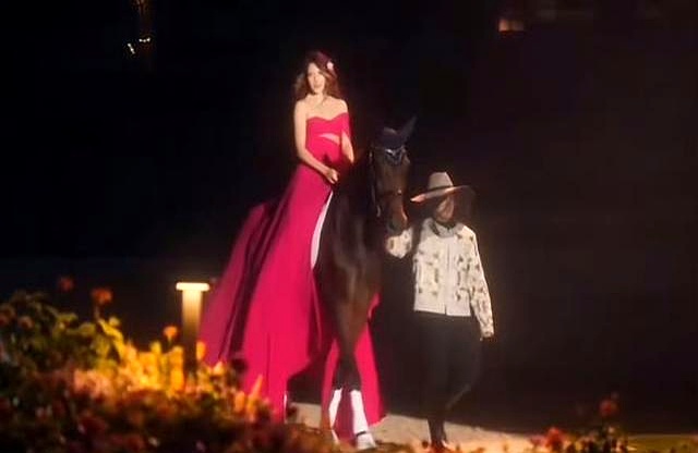 女星红毯大尺度着装_百万高定红毯崩线_刘亦菲杨幂礼服尴尬