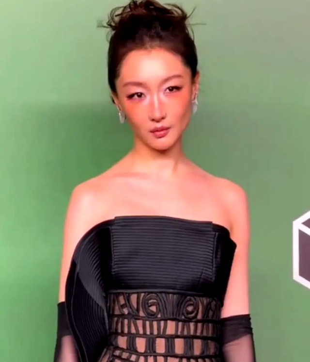 百万高定红毯崩线_女星红毯大尺度着装_刘亦菲杨幂礼服尴尬