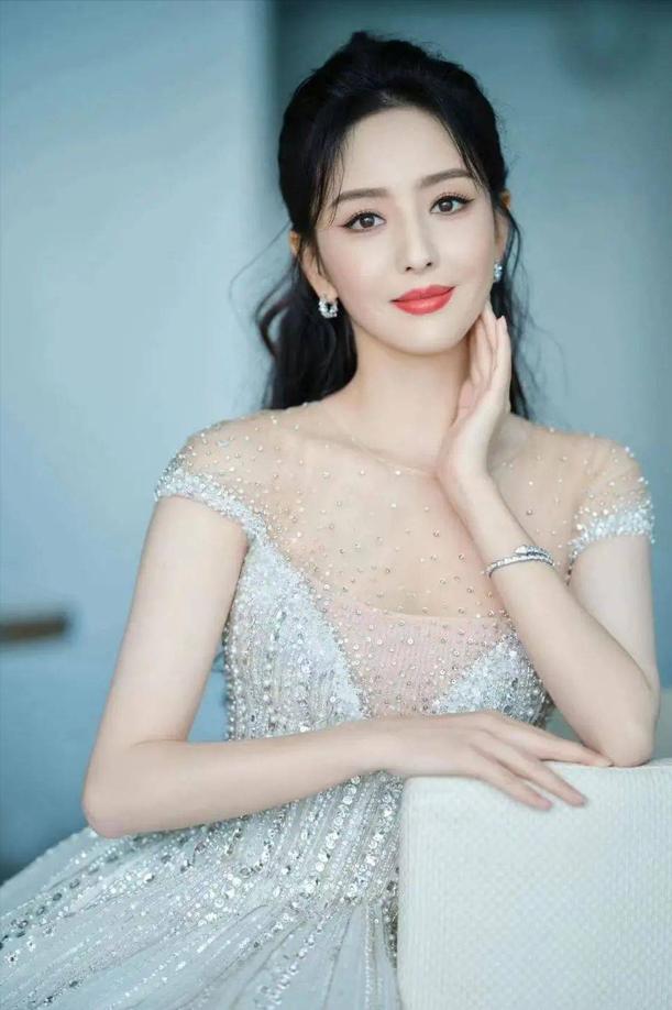 女明星穿搭_红毯造型_女星红毯大尺度着装