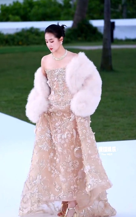 高定礼服海边翻车_三亚红毯明星穿搭_女星红毯大尺度着装