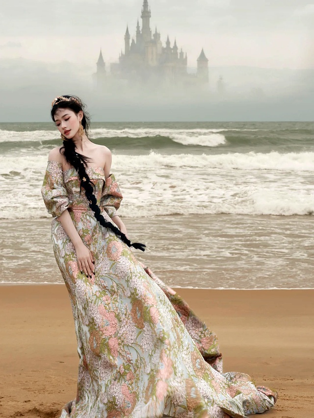 高定礼服海边翻车_三亚红毯明星穿搭_女星红毯大尺度着装