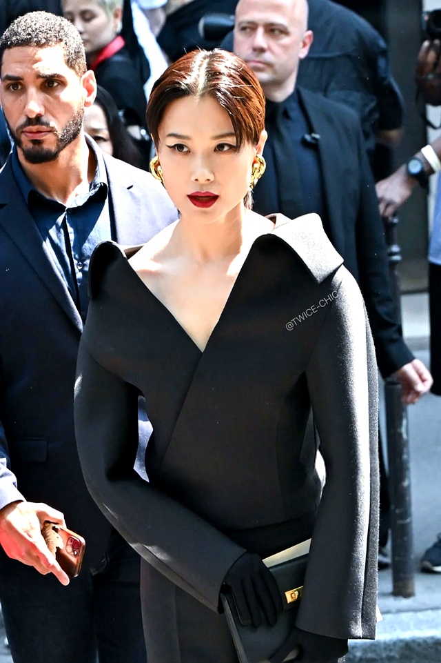 三亚红毯明星穿搭_女星红毯大尺度着装_高定礼服海边翻车