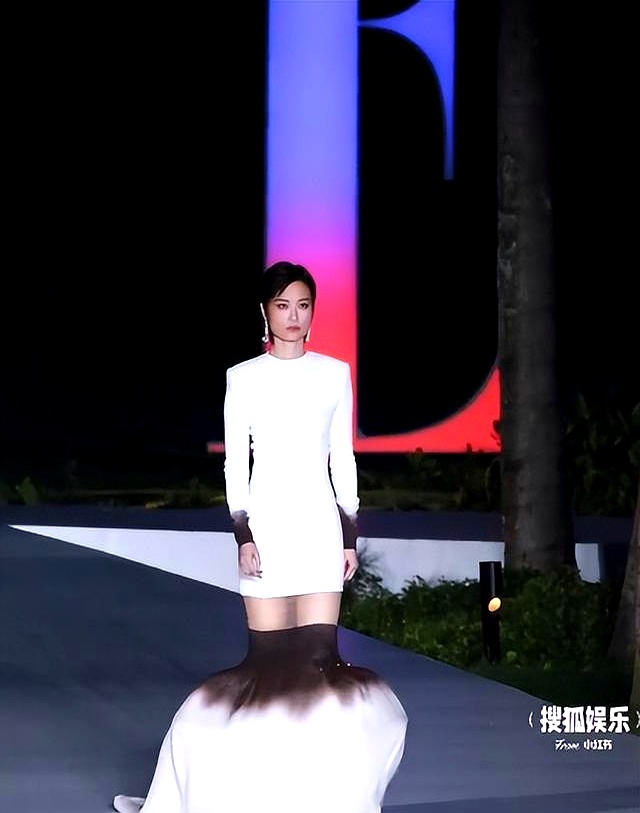 高定礼服海边翻车_女星红毯大尺度着装_三亚红毯明星穿搭