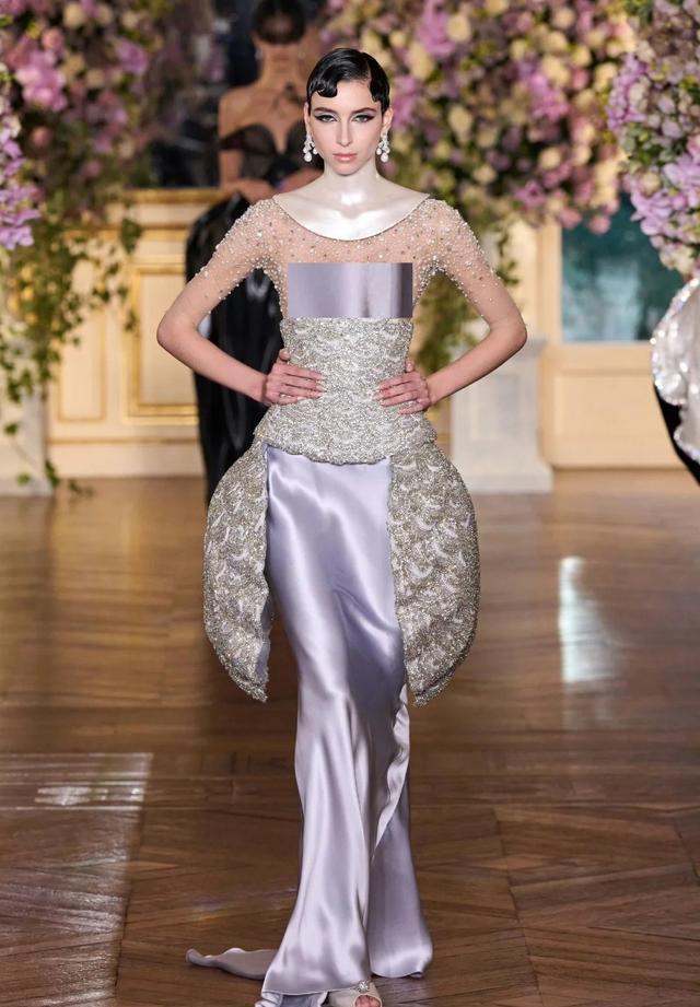 杨幂缝礼服_高定文化适应_女星红毯大尺度着装