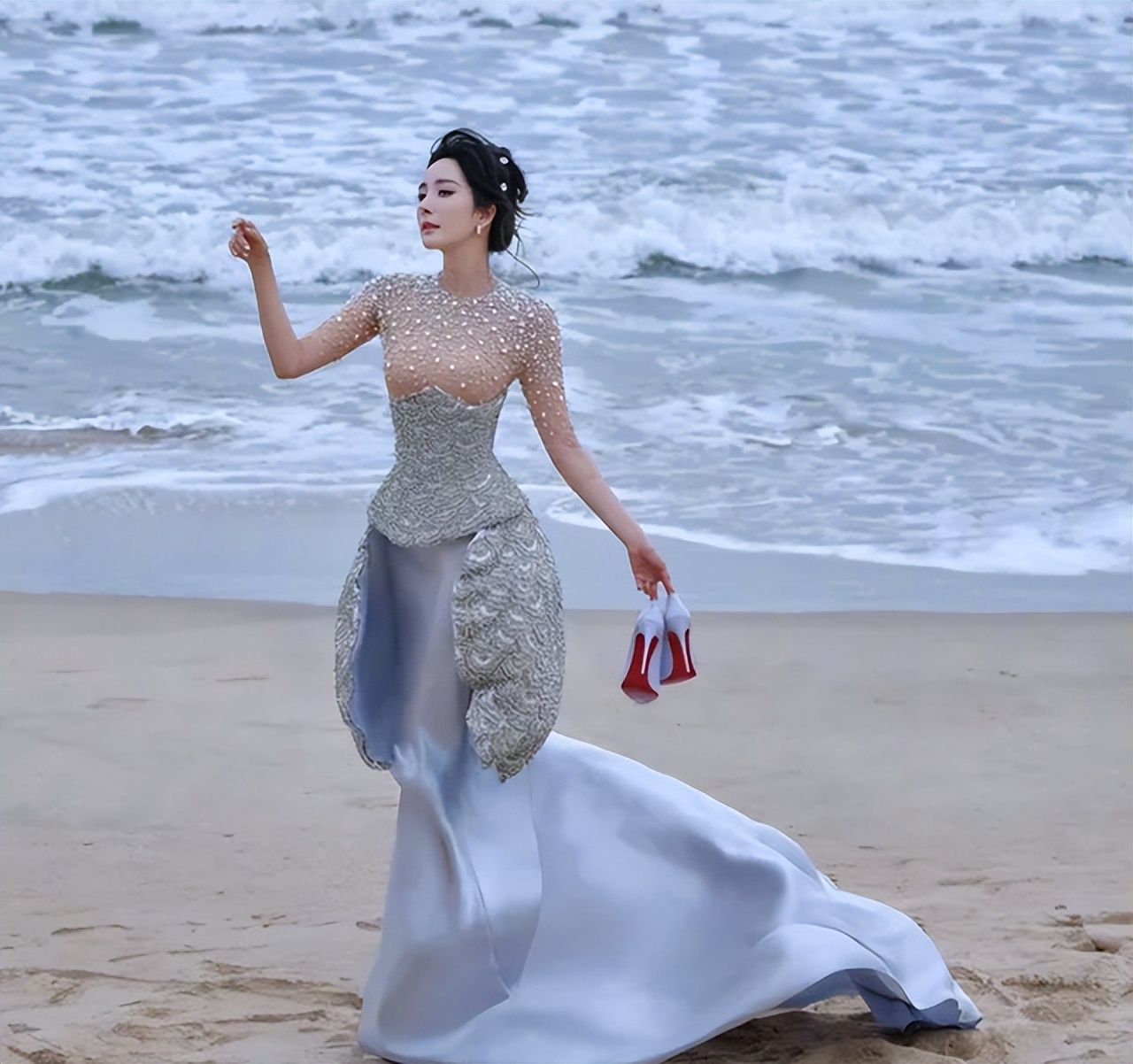 女星红毯大尺度着装_杨幂缝礼服_高定文化适应