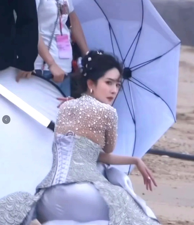 杨幂高定修改_女星红毯大尺度着装_高定透视处理