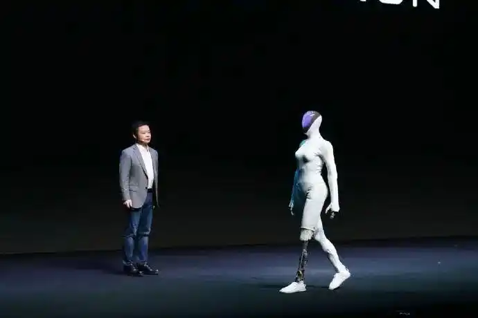 小鹏X9鲲鹏超级增程技术预售_小鹏全新一代IRON机器人通电状态展示_何小鹏再回应机器人里藏真人质疑