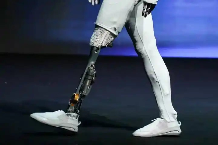 详细阅读:被质疑“女机器人里面藏了个真人”,何小鹏哽咽再辟谣 被质疑“女机器人里面藏了个真人”,何小鹏哽咽再辟谣