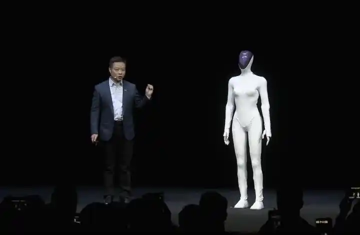 何小鹏再回应机器人里藏真人质疑_小鹏全新一代IRON机器人通电运行状态展示_小鹏CEO何小鹏回应机器人内藏真人质疑