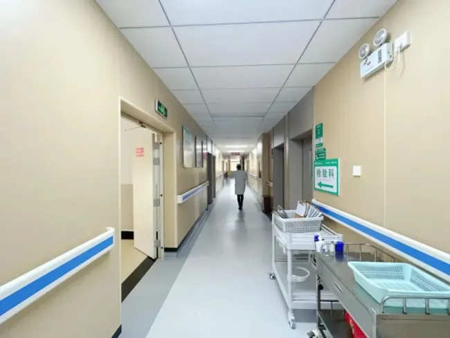 女子引产被拒诞下女婴被医生抱养 医院违规操作受罚